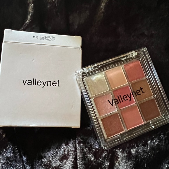 Valleynet Eyeshadow pallet. - Picture 1 of 2